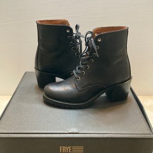 Frye Sabrina 6G lace up boot